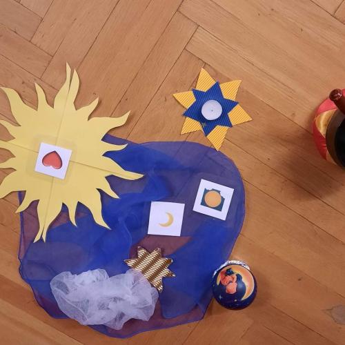 Sonnensymbol mit Bär im Mond