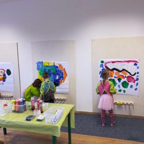 Bild zeigt Kinder im Atelier beim Malen.