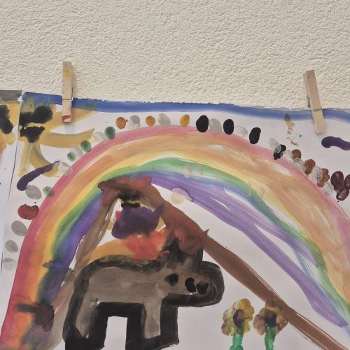 Kinderzeichnung mit Wasserfarben