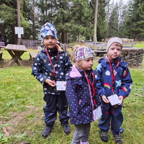 Kinder vor dem Grillplatz