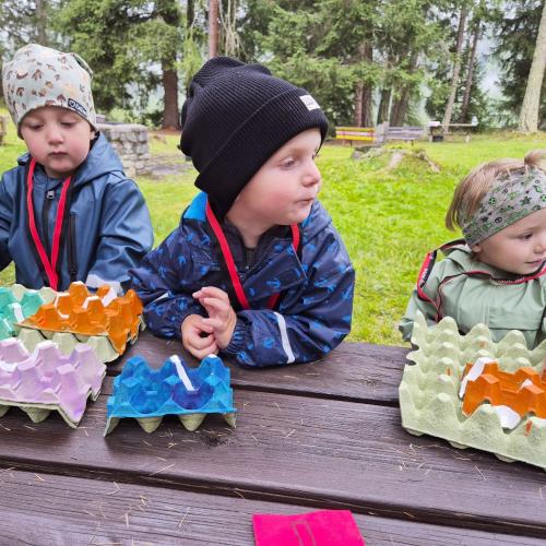 Kinder beim Rätsel lösen