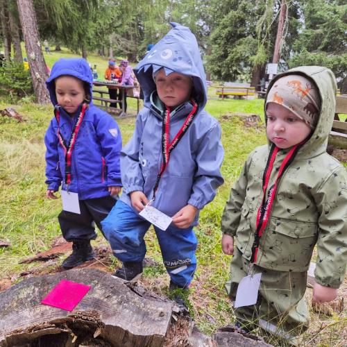 Kinder beim Rätsellösen