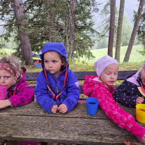 Kinder bei der Jause