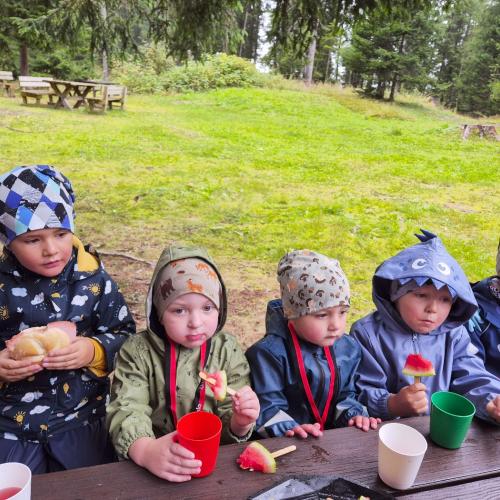 Kinder bei der Jause