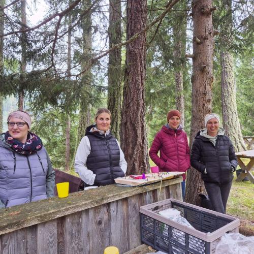 Frauen vom Familienverband