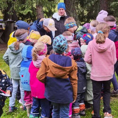 Kinder beim Rätsellösen
