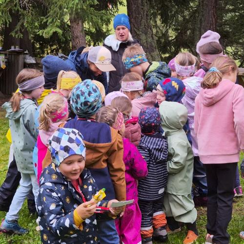 Kinder bei der Preisverteilung