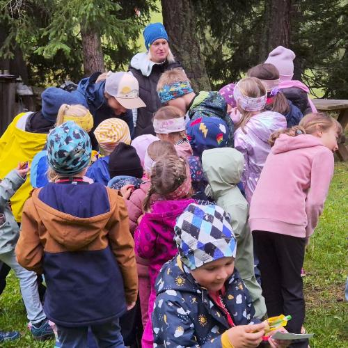Kinder beim Rätsellösen