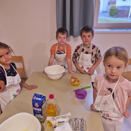Kinder beim Kuchenbacken