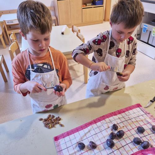 Kinder beim Kuchenbacken