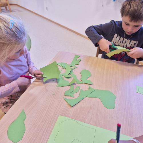 Kinder beim Ausschneiden