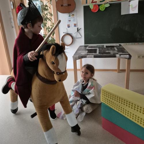 Kinder beim Martinsspiel