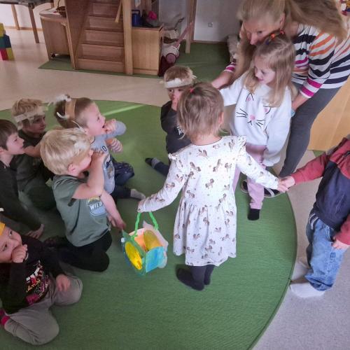 Kinder beim Martinsspiel