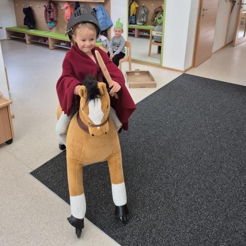 Kind als Martin auf dem Pferd