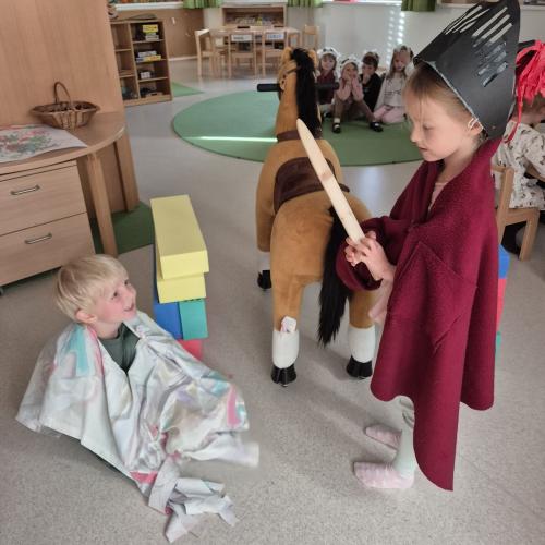 Kinder beim Martinsspiel