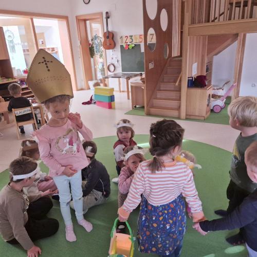 Kinder beim Martinsspiel