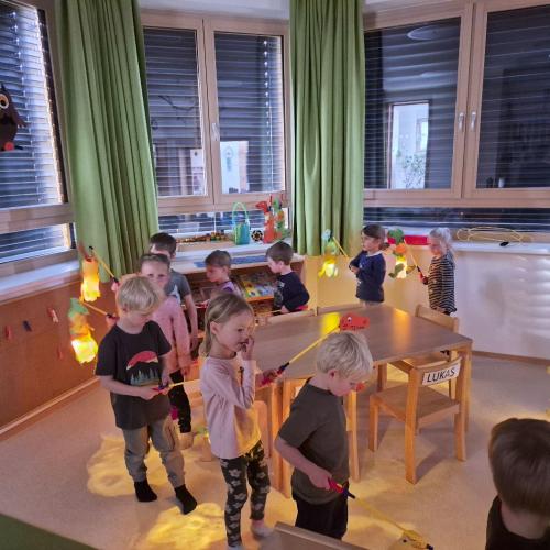 Kinder mit den Laternen