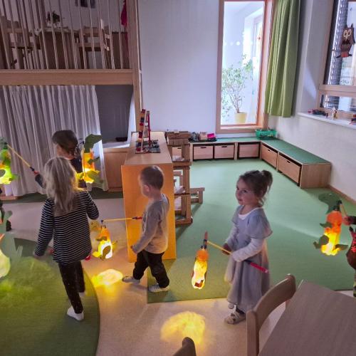 Kinder mit den Laternen