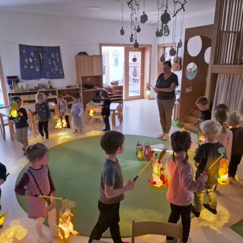 KInder mit den Laternen