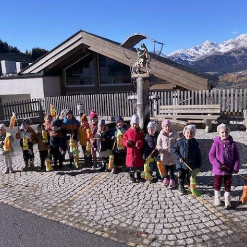 Kinder beim Brunnen