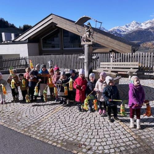 Kinder beim Brunnen