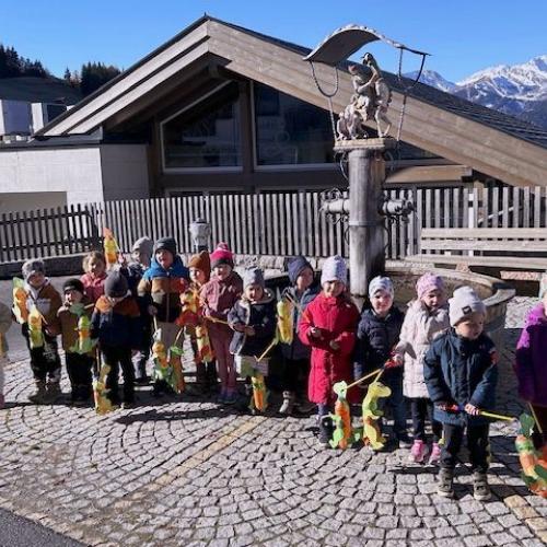 Kinder beim Brunnen