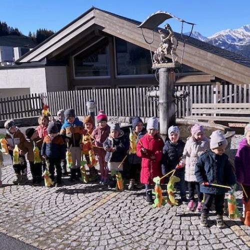 Kinder beim Brunnen