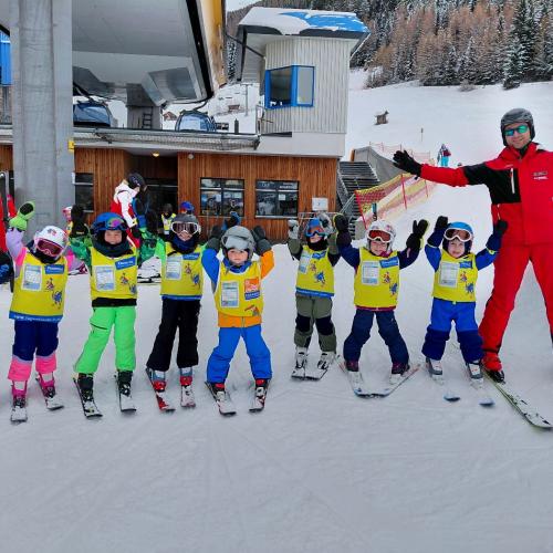 Kinder mit Schilehrer