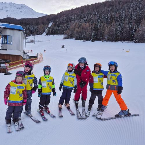 Kinder mit Schilehrer