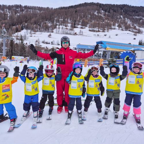 Kinder mit Schilehrer