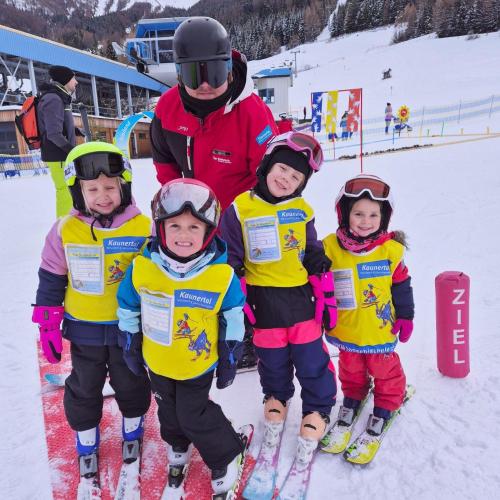 Kinder mit Schilehrer