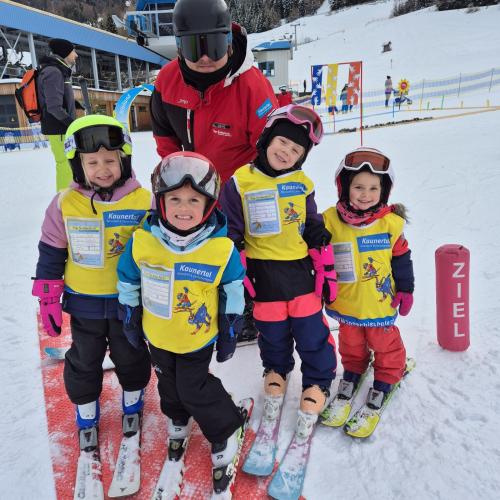 Kinder mit Schilehrer