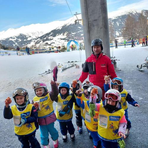 Kinder mit Schilehrer