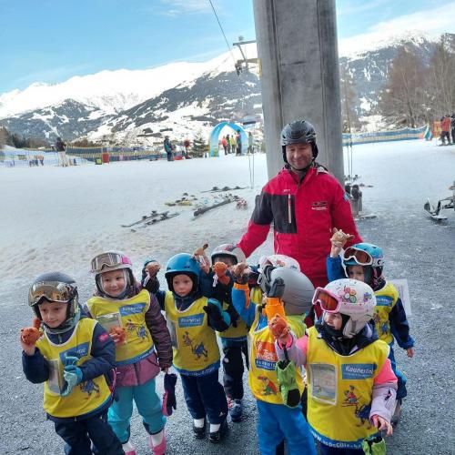 Kinder mit Schilehrer