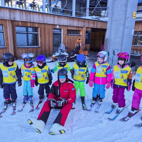 Kinder mit Schilehrer