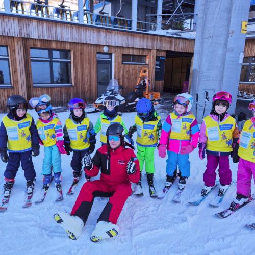 Kinder mit Schilehrer