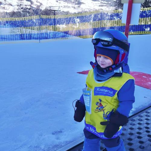 Kind auf Förderband