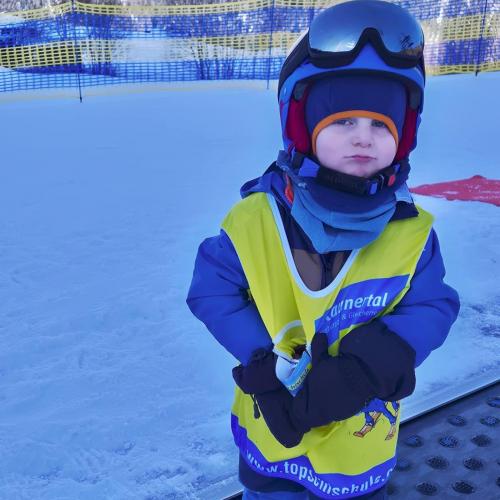 Kind auf Förderband