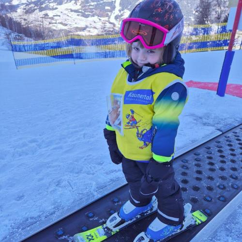 Kind auf Förderband