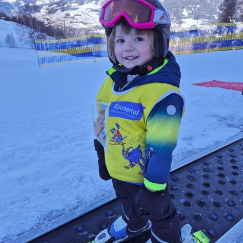 Kind auf Förderband