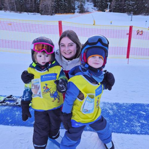 Kinder mit Schilehrer