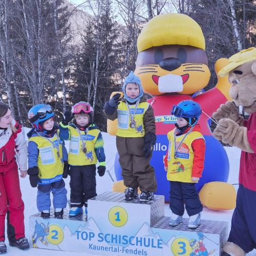 Kinder bei der Siegerehrung