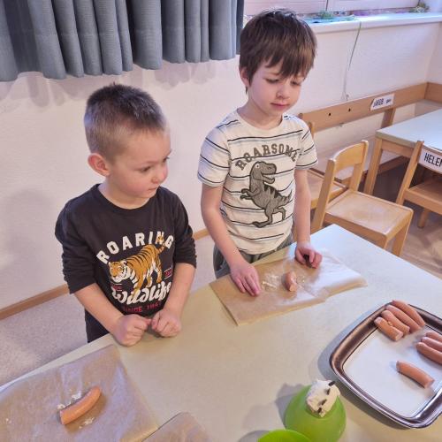 Kinder beim Kochen