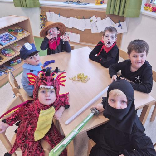 Kinder in Kostümen