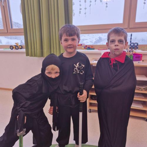 Kinder in Kostümen