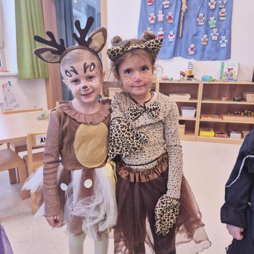 Kinder in Kostümen