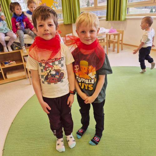 Kinder beim Darstellen