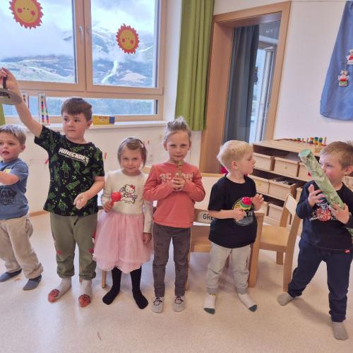 Kinder beim Darstellen