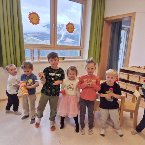 Kinder beim Darstellen
