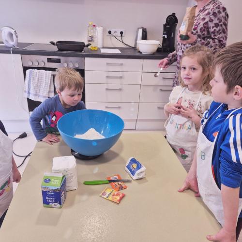 Kinder beim Kochen